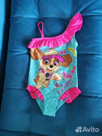 Купальник для девочки плюс шапочка, очки и сланцы