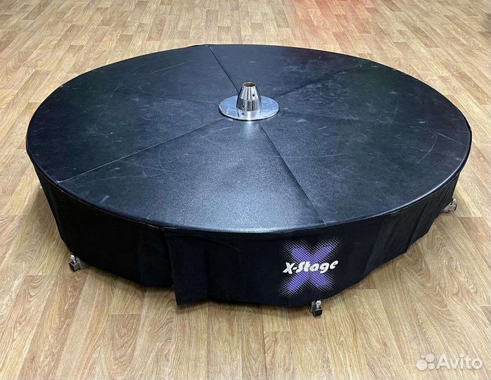 Пилон с подиумом