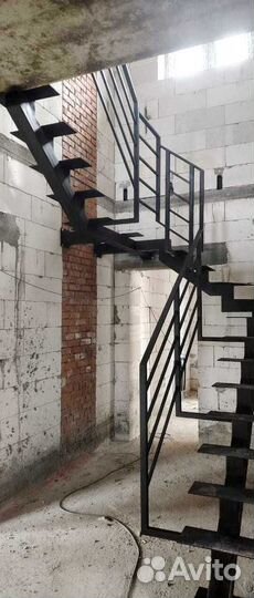 Лестница на металлокаркасе п-образная