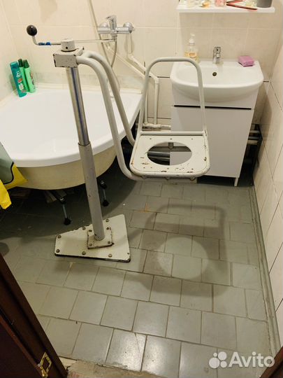 Подъемник для купания инвалида. СССР