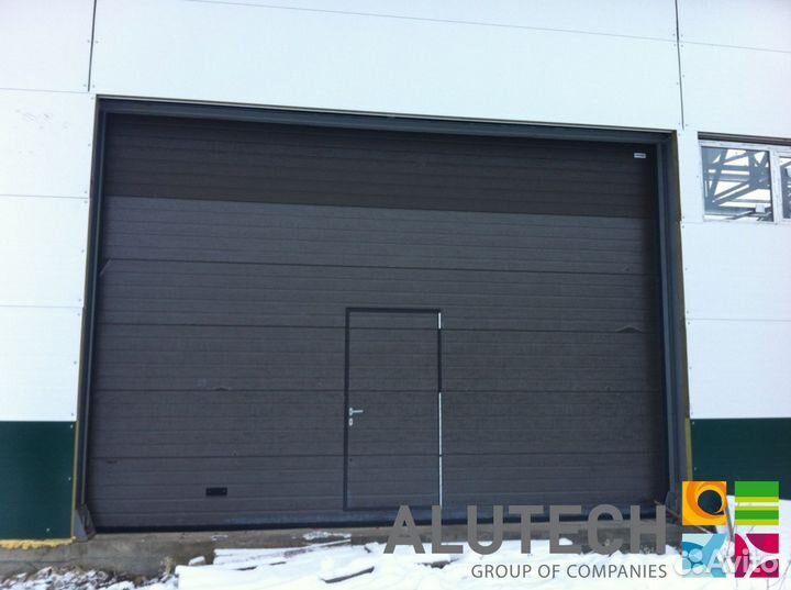 Секционные ворота для гаража alutech