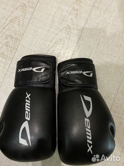 Комплект.боксерские перчатки,шлем,щитки