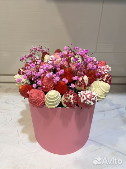 Букет из клубники в шоколаде с цветами