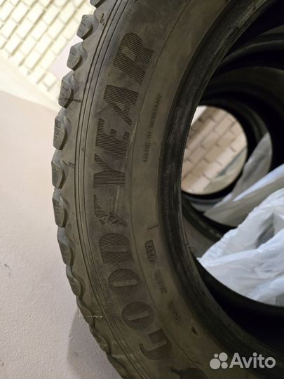 Goodyear UltraGrip Ice Arctic SUV 215/65 R17 99T