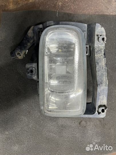 Левая противотуманная фара mazda demio dw3w