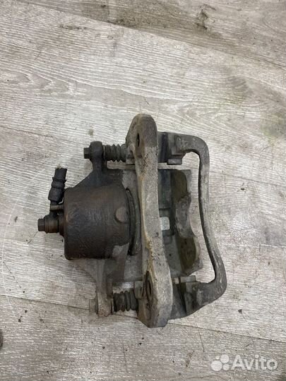 Суппорт тормозной передний правый Hyundai Elantra