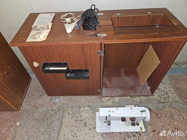 Машина швейная электрическая 143 Подольск в тумбе