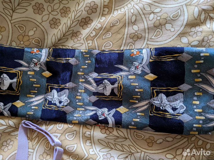 Галстук, галстук бабочка и бензиновая зажигалка