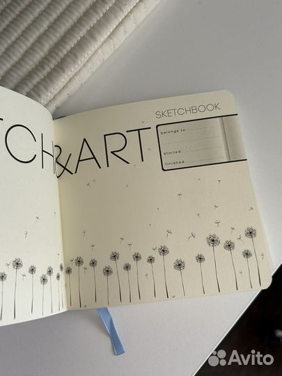 Скетчбук голубой порван внутри