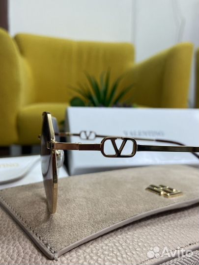 Солнцезащитные очки женские valentino