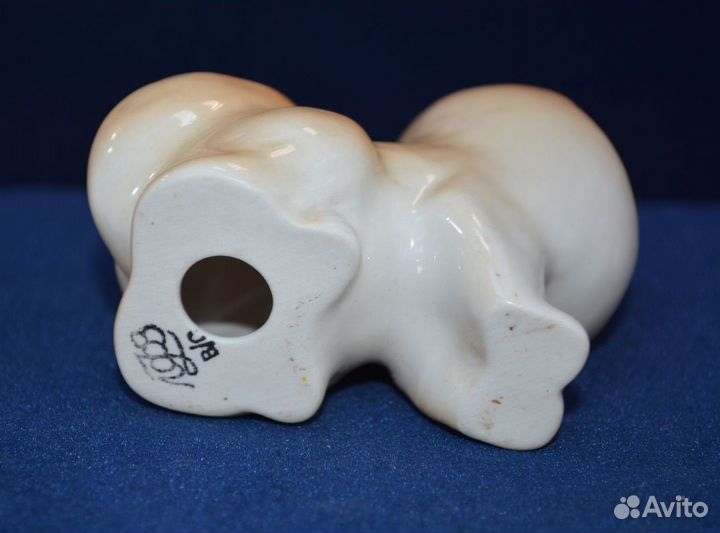 Мини. фарфоровая статуэтка- карликовый шпиц. лфз