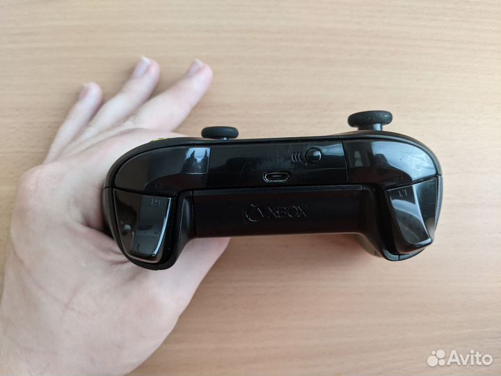 Контроллер Xbox One S с аккумулятором и проводом