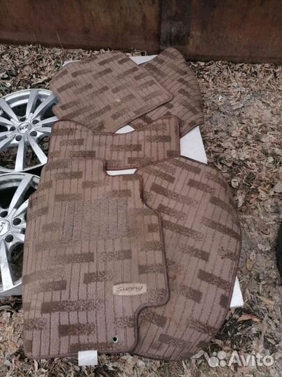 Коврики в багажник и салон разные