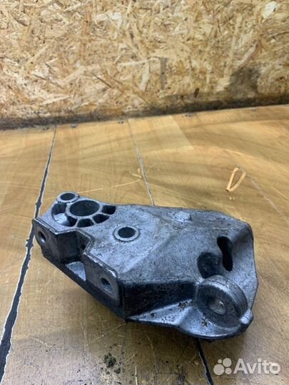 Кронштейн двигателя передний Volkswagen Golf 4 AGN