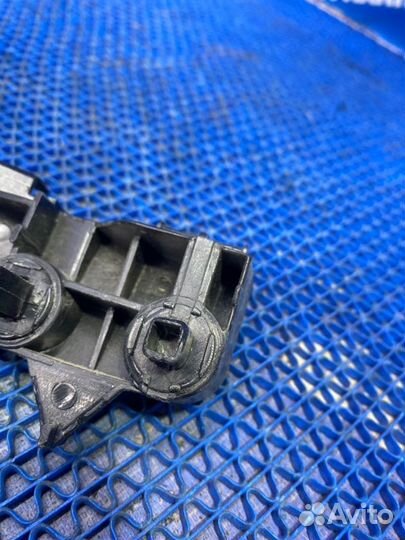 Крепление заднего бампера Toyota Auris хэтчбек 1ZR