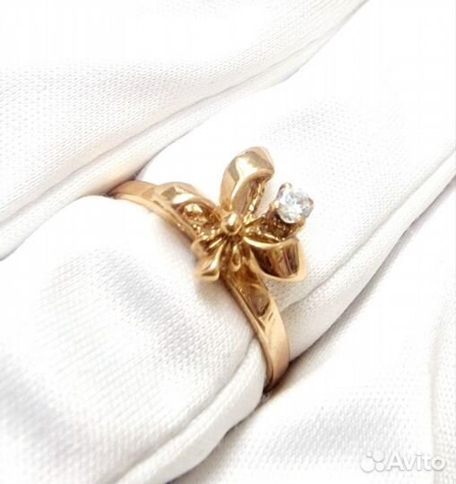 Кольцо с синтетическим камнем Золото