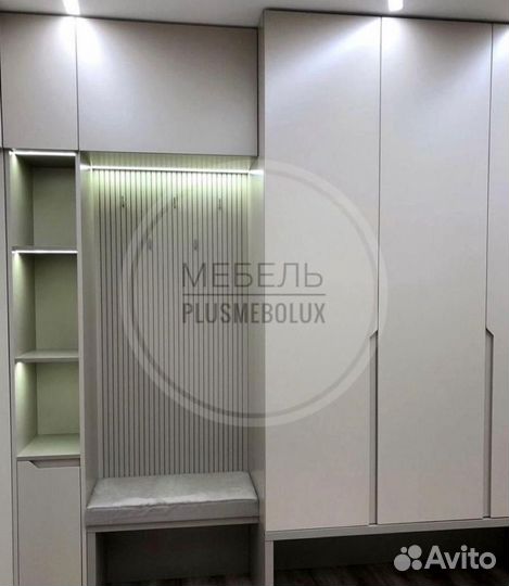 Прихожая с пуфиком