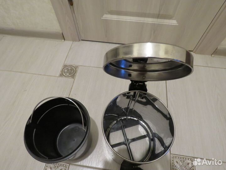 Ведро для мусора с педалью