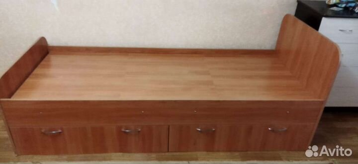Кровать с матрасом и ящиками