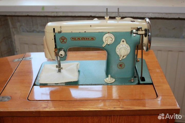 Швейная машина Чайка с ножным приводом