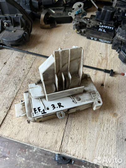 Замок двери передний правый Ford Focus 1