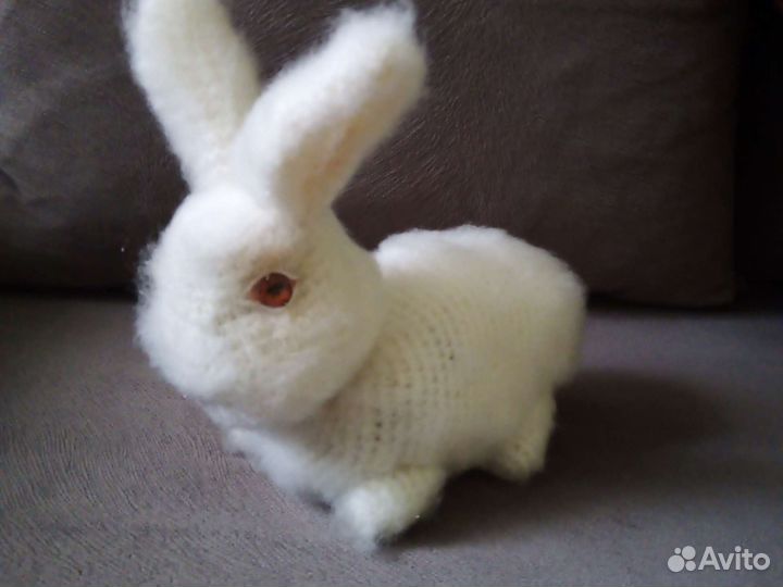 Вязаный кролик игрушка