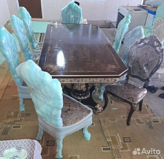 Стол и стулья