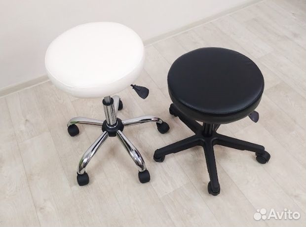 Стул таблетка для мастера педикюра