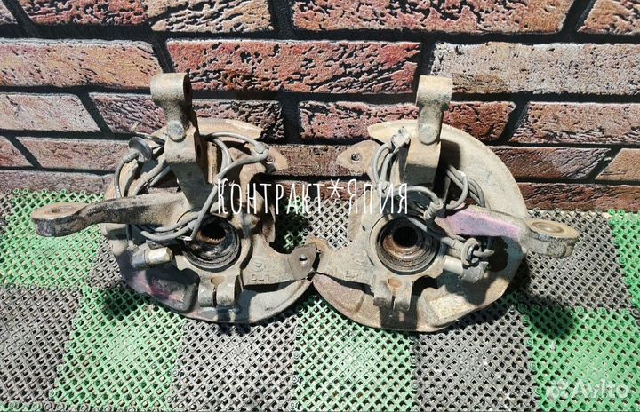 Кулак поворотный правый Mazda Demio DW