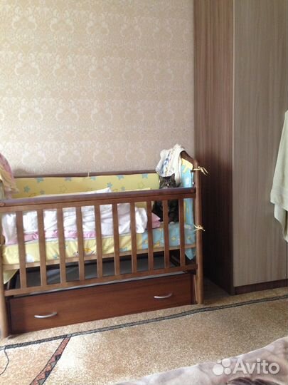 Детская кроватка с маятником