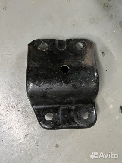 Кронштейн рычага верхнего правый P11 54574-2J001