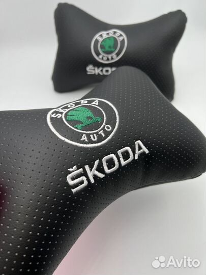 Подушки под голову эмблема Skoda надпись Шкода