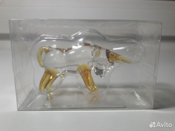 Стеклянная статуэтка животного бык