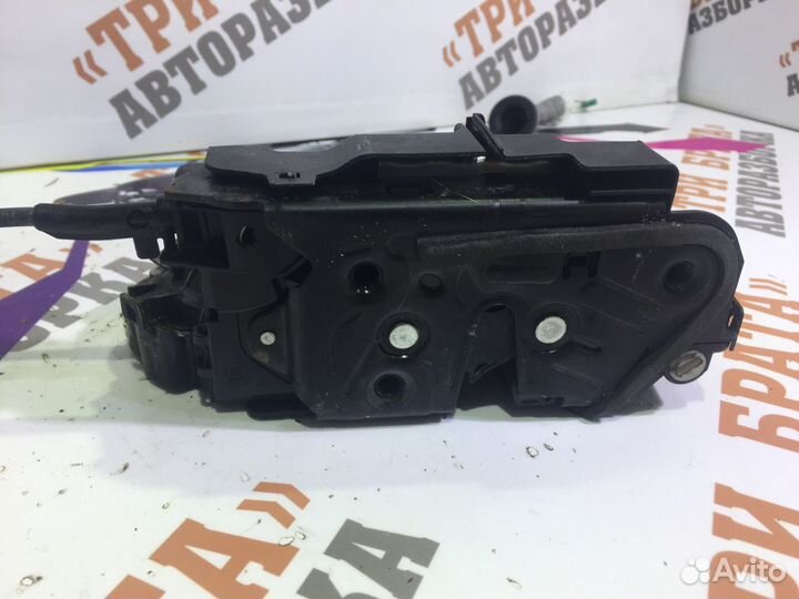 Шкода Рапид Замок задней двери Лев