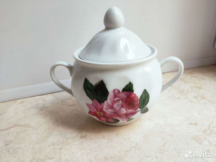 Фарфоровая сахарница с цветами