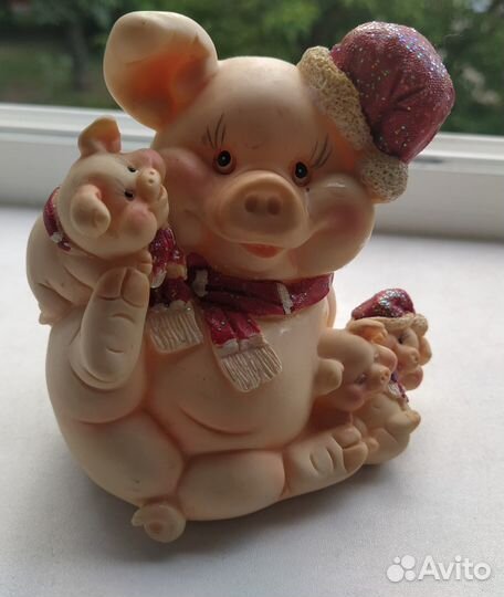 Забавная фигурка (хрюшка с поросятами)