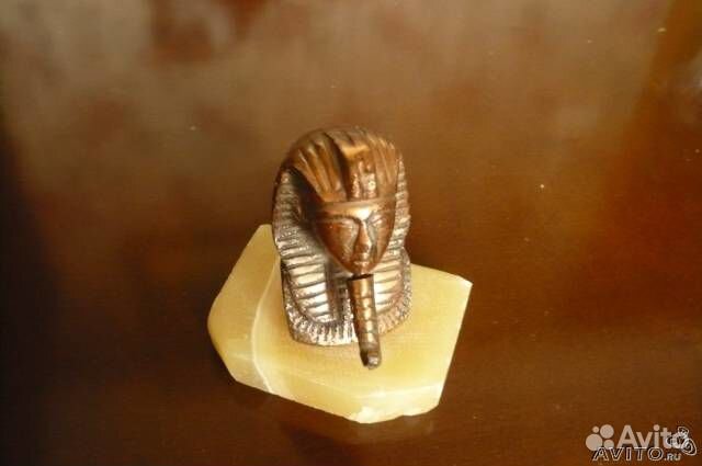 Бронзов фигура фараона на мра