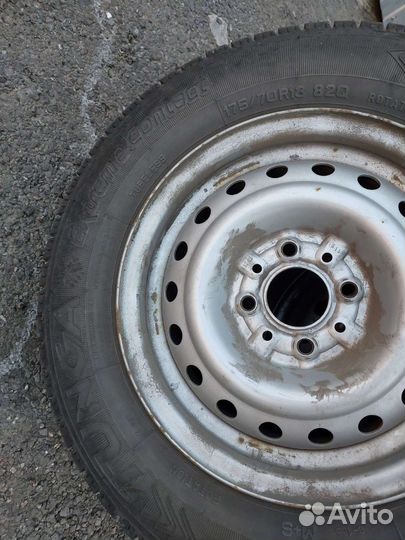 Колеса с зимними шипованными шинами R13 на Ваз