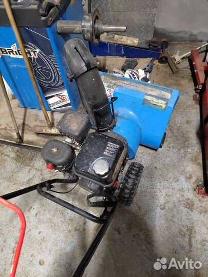 Снегоуборщик компактный бензиновый