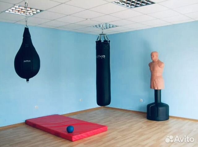 Боксёрская груша в спортзале. Тренажерный зал груша. Зал с грушами для бокса. Груша для фитнеса. Спортзал бокс.