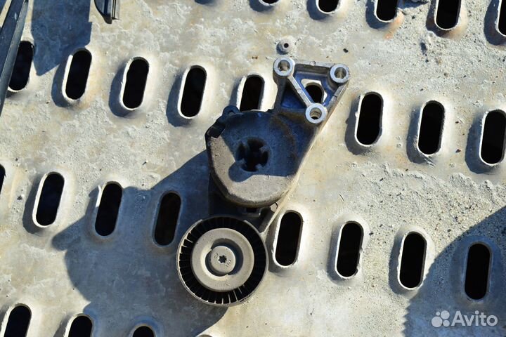 Натяжитель ремня генератора Volkswagen Golf 4 2.0