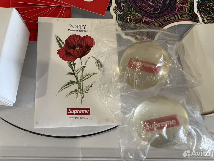 Аксессуары и стикеры Supreme