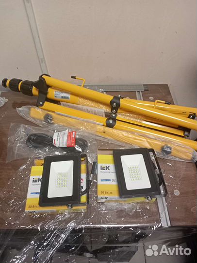 Штатив с двумя 30Вт светодиодными прожекторами