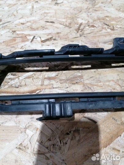 Решетка в бампер (накладка птф) левая Vw Golf 7