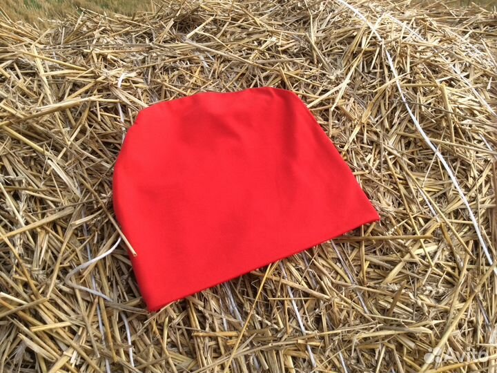 Роскошная шапочка красного цвета на лето №17