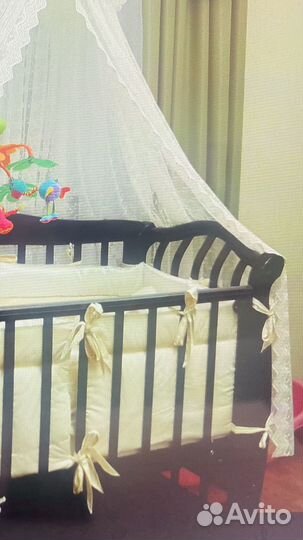 Детская кроватка с маятником