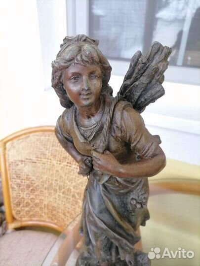 Статуя-скульптура антикварная Девушка из леса