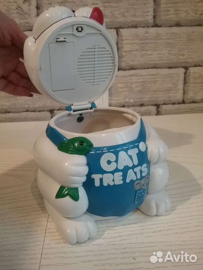 Товары для животных. Контейнер для кошачьего корма