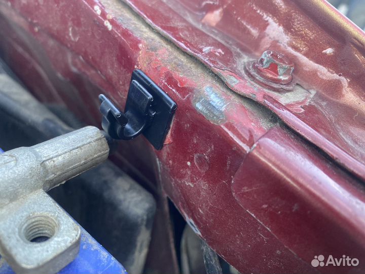 Клипса палки капота Mitsubishi Carisma