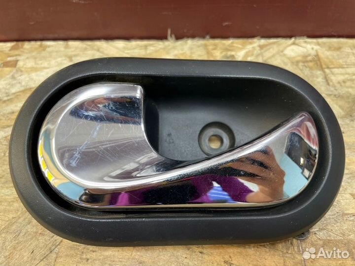 Внутренняя ручка двери передняя левая Renault